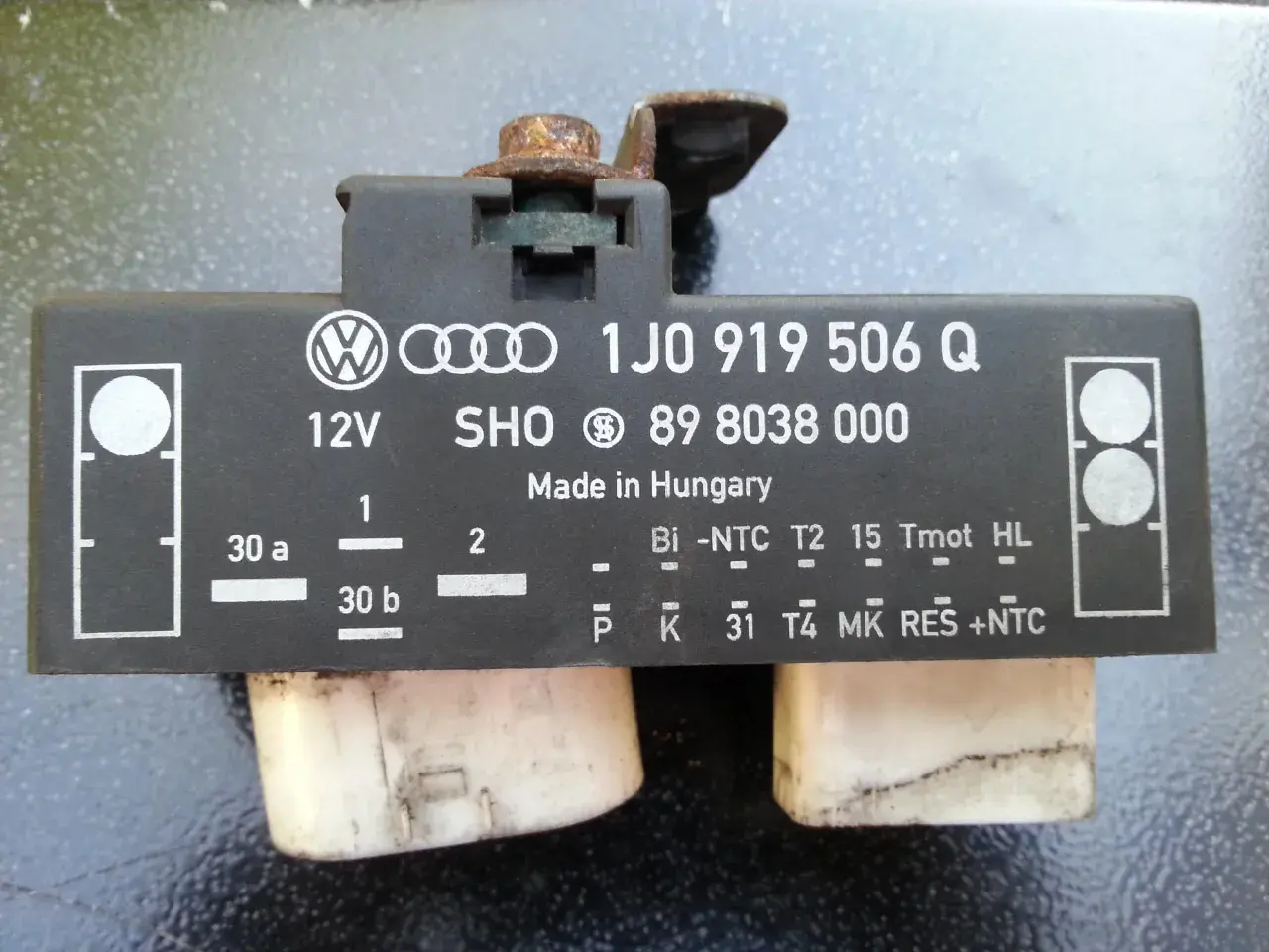Relais ventilateur HS symptôme : pièce automobile Volkswagen/Audi 1J0 919 506 Q, 12V, Made in Hungary.