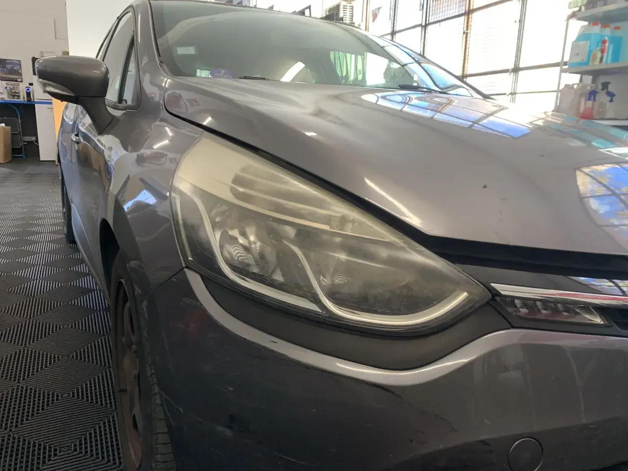 Phare de voiture gris terne, signe d'une baisse d'intensité lumineuse.