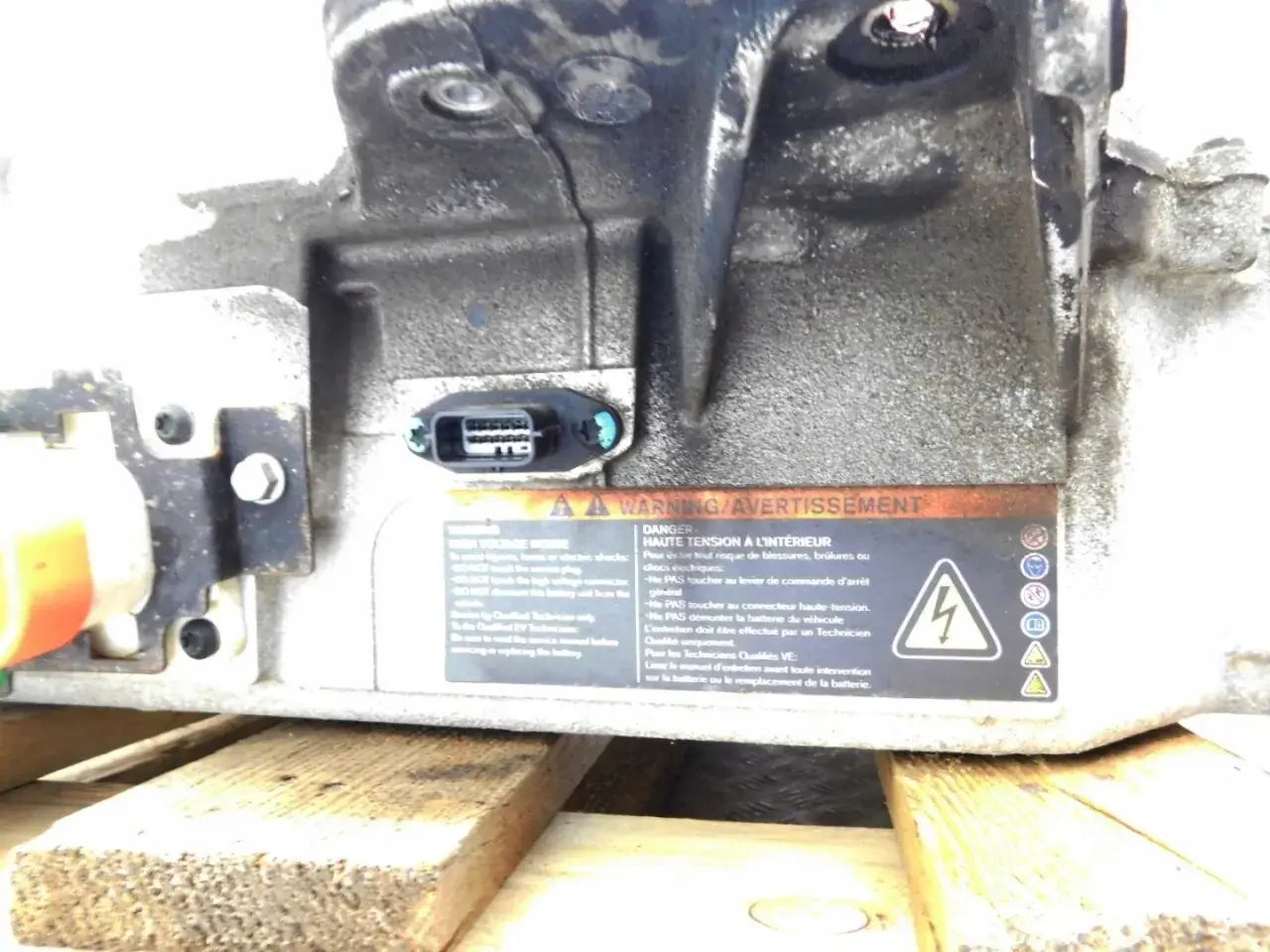 Pièce de Kangoo ZE avec connecteur haute tension. Le prix du remplacement de la batterie Kangoo ZE est une préoccupation pour les propriétaires de VE.
