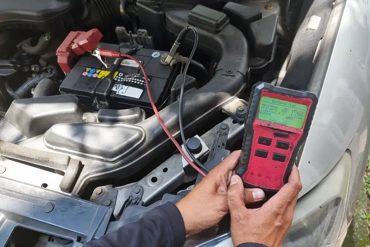 Test de batterie de voiture pour diagnostiquer une perte de puissance. L'appareil affiche un état de santé faible.