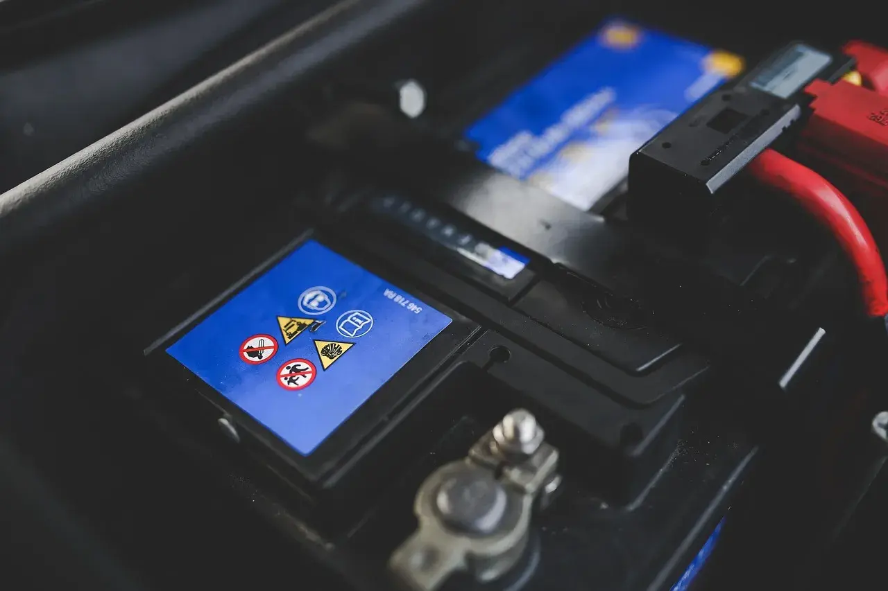 Batterie de Renault Captur, avec symboles de sécurité. La durée de vie batterie renault captur dépend de son entretien.