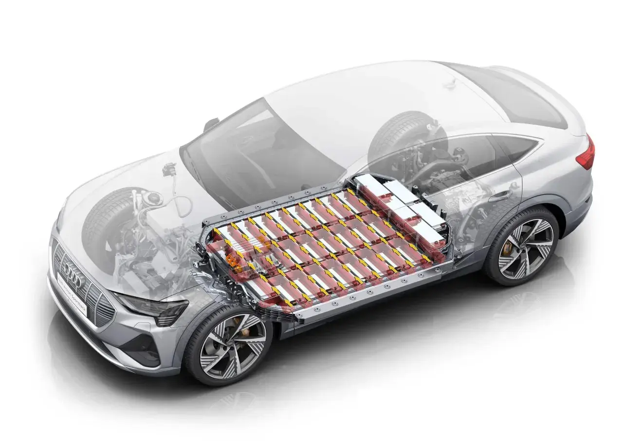 Vue éclatée d'une voiture électrique montrant le bloc batterie, essentiel à la durée de vie batterie voiture électrique.