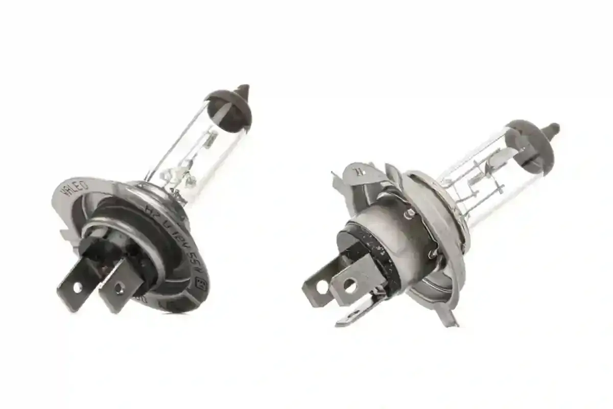 Deux ampoules de phare, une H4 et une H7, prêtes à éclairer la route.