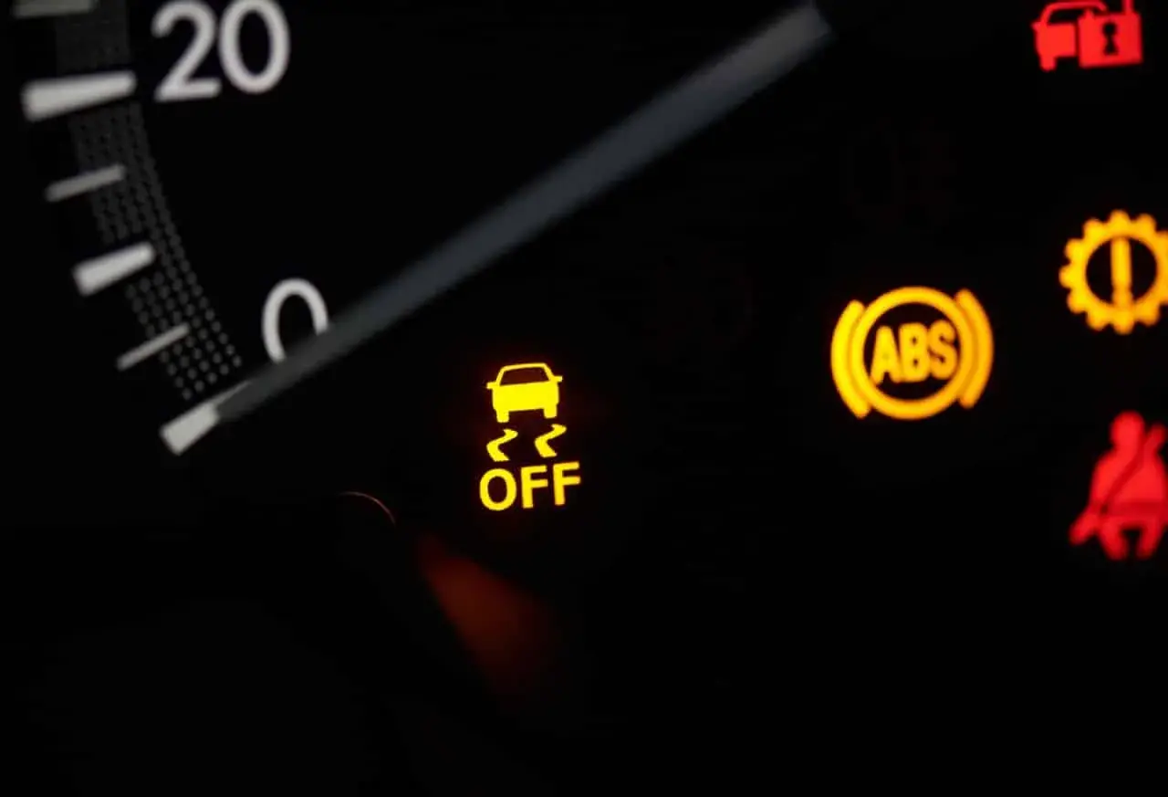 Tableau de bord d'une esp voiture : le témoin ESP est désactivé, le voyant ABS est allumé.