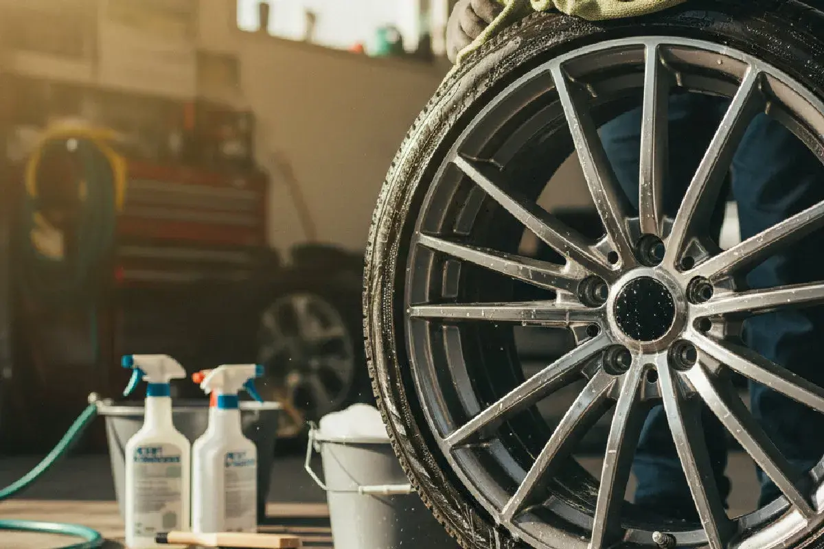 Apprenez comment nettoyer les jantes de voiture avec des produits et une éponge. Un nettoyage méticuleux pour un éclat parfait.