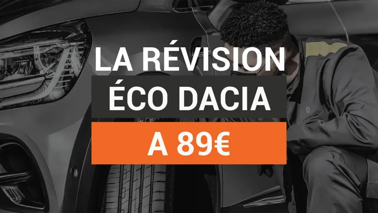 La révision éco Dacia Sandero à partir de 89€. Un mécanicien examine le véhicule.