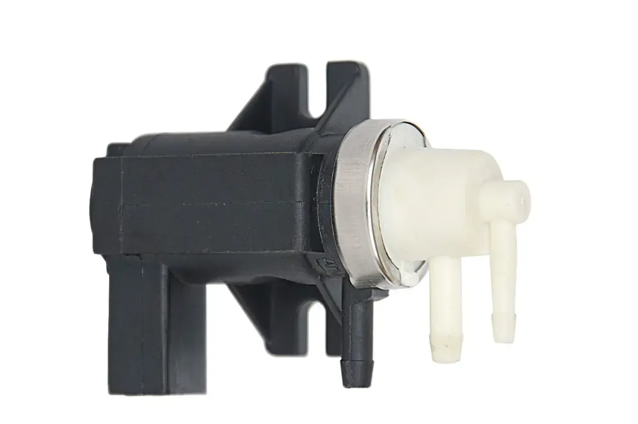 Pièce automobile noire et blanche, potentiellement liée aux symptômes de turbo HS.