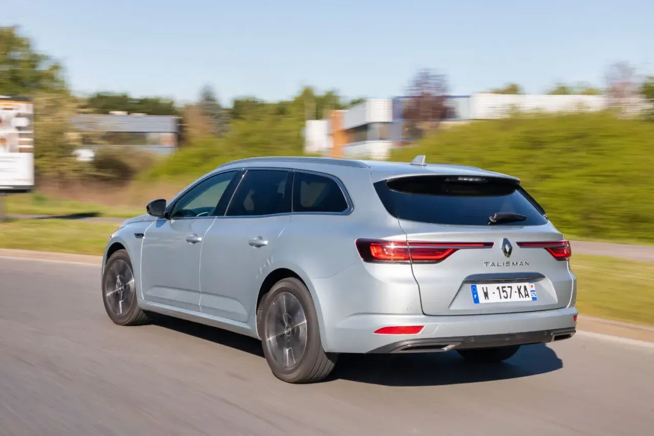 Vue arrière d'une Renault Talisman break argentée en mouvement. L'entretien de ce véhicule est essentiel pour sa longévité.