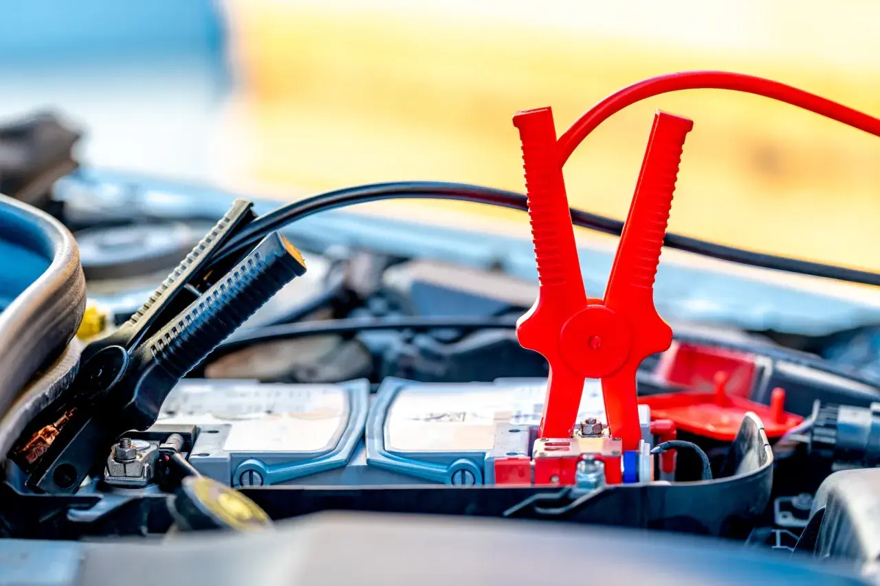 Pinces de démarrage connectées à la batterie pour démarrer une voiture sans démarreur.