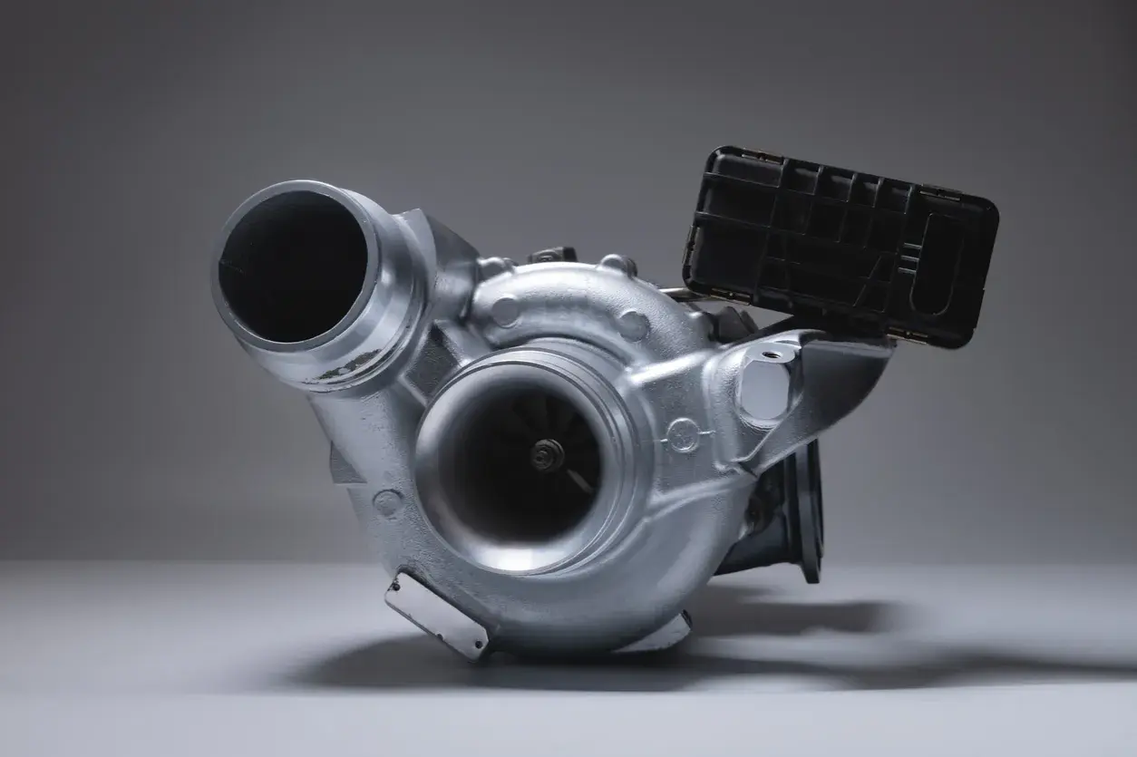 Turbocompresseur argenté avec une wastegate noire. Le cœur du moteur, prêt à déchaîner sa puissance.