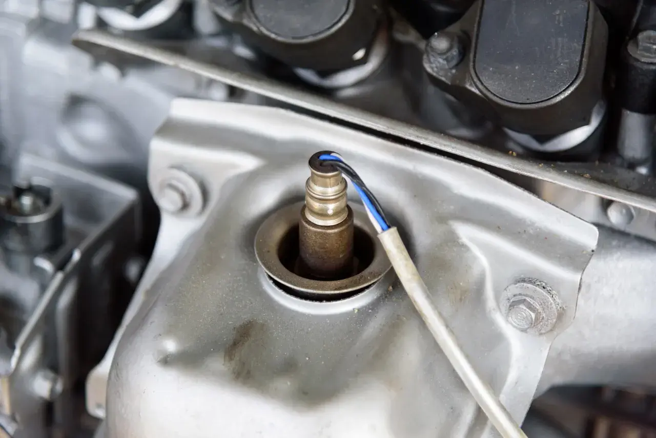 Détail du fonctionnement d'un détrompeur de sonde lambda sur un moteur. Le capteur est visible avec ses fils.