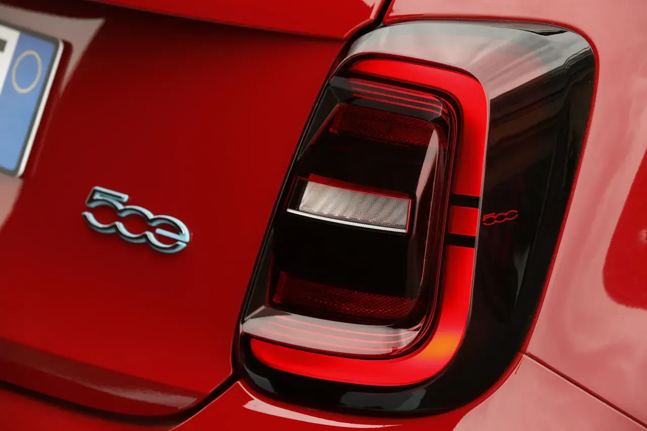 Feu arrière rouge d'une Fiat 500, prêt pour un changement d'ampoule. Le logo "500" est visible.