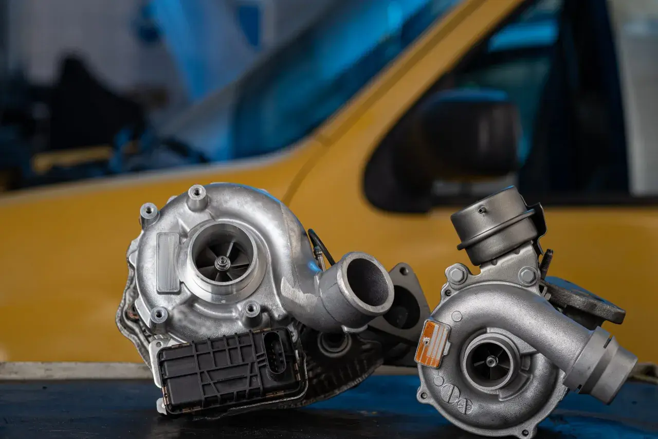 Deux turbos, un échange standard ou neuf, prêts à redonner vie à un moteur. L'un est plus grand, l'autre plus compact, tous deux symboles de puissance retrouvée.