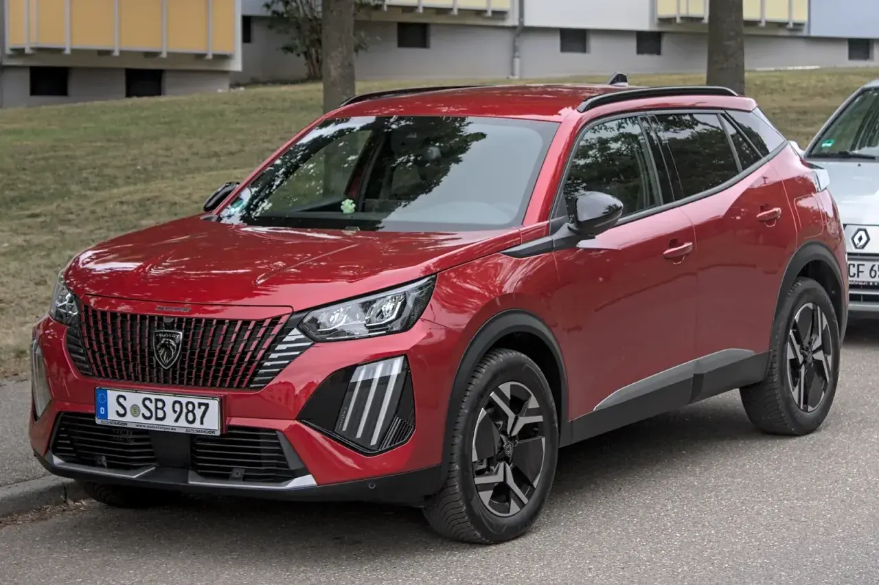 Peugeot 2008 rouge garé, idéal pour connaître le tarif révision Peugeot 2008.