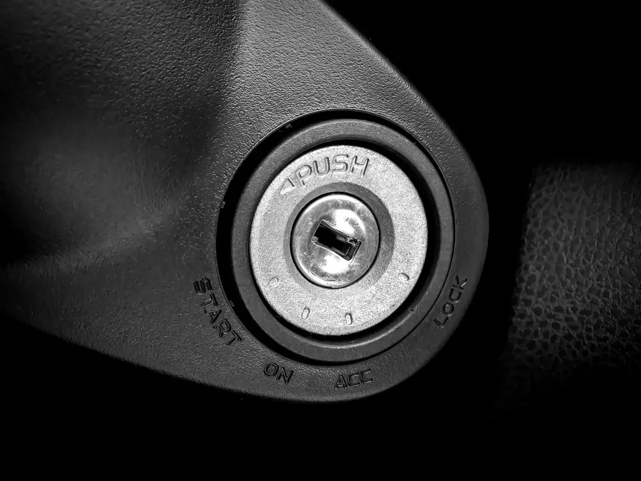 Le neiman de la voiture, prêt à démarrer. On voit les positions LOCK, ACC, ON et START.