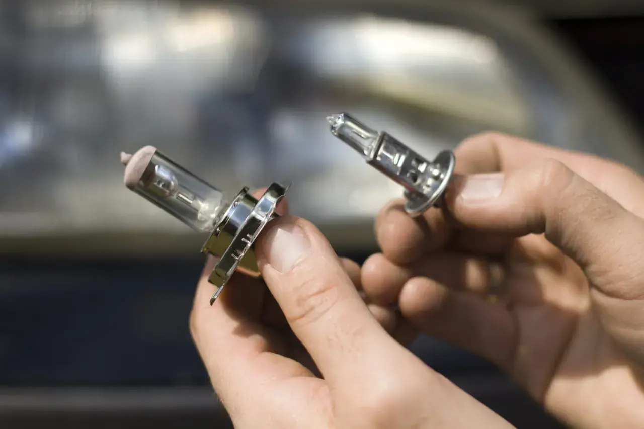 Deux ampoules H7 sont tenues dans des mains. Quelle voiture utilise ce type d'ampoule ?