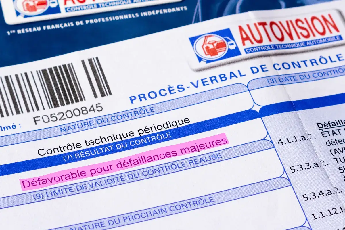 Procès-verbal de contrôle technique automobile défavorable pour défaillances majeures.