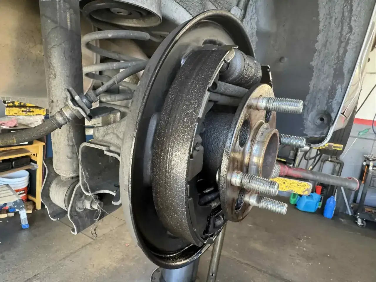 Frein à tambour de voiture, peut-être la cause du bruit roulement voiture ligne droite. Pièces usées et sales.