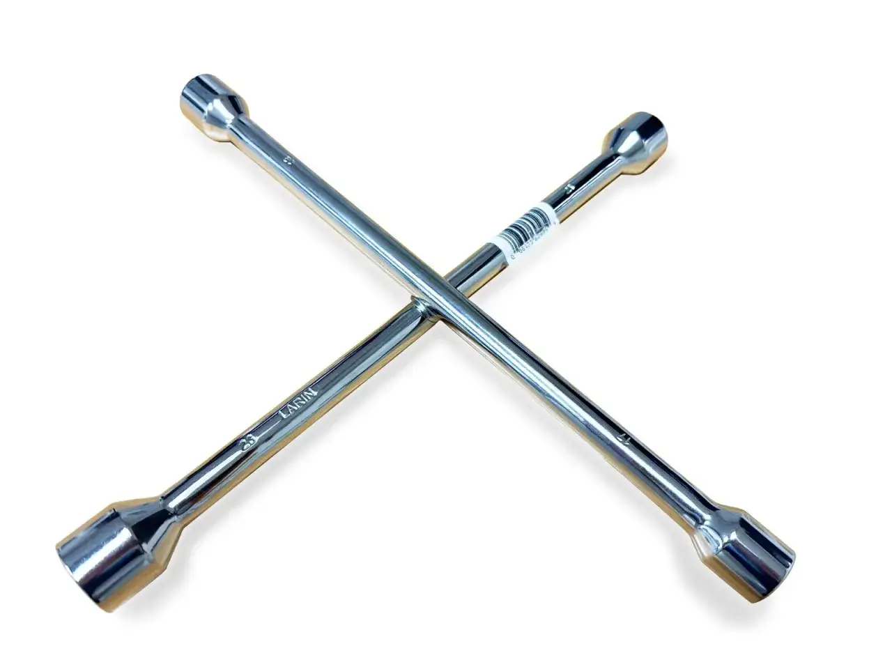 Clé en croix chromée, outil essentiel pour le couple serrage roue voiture.
