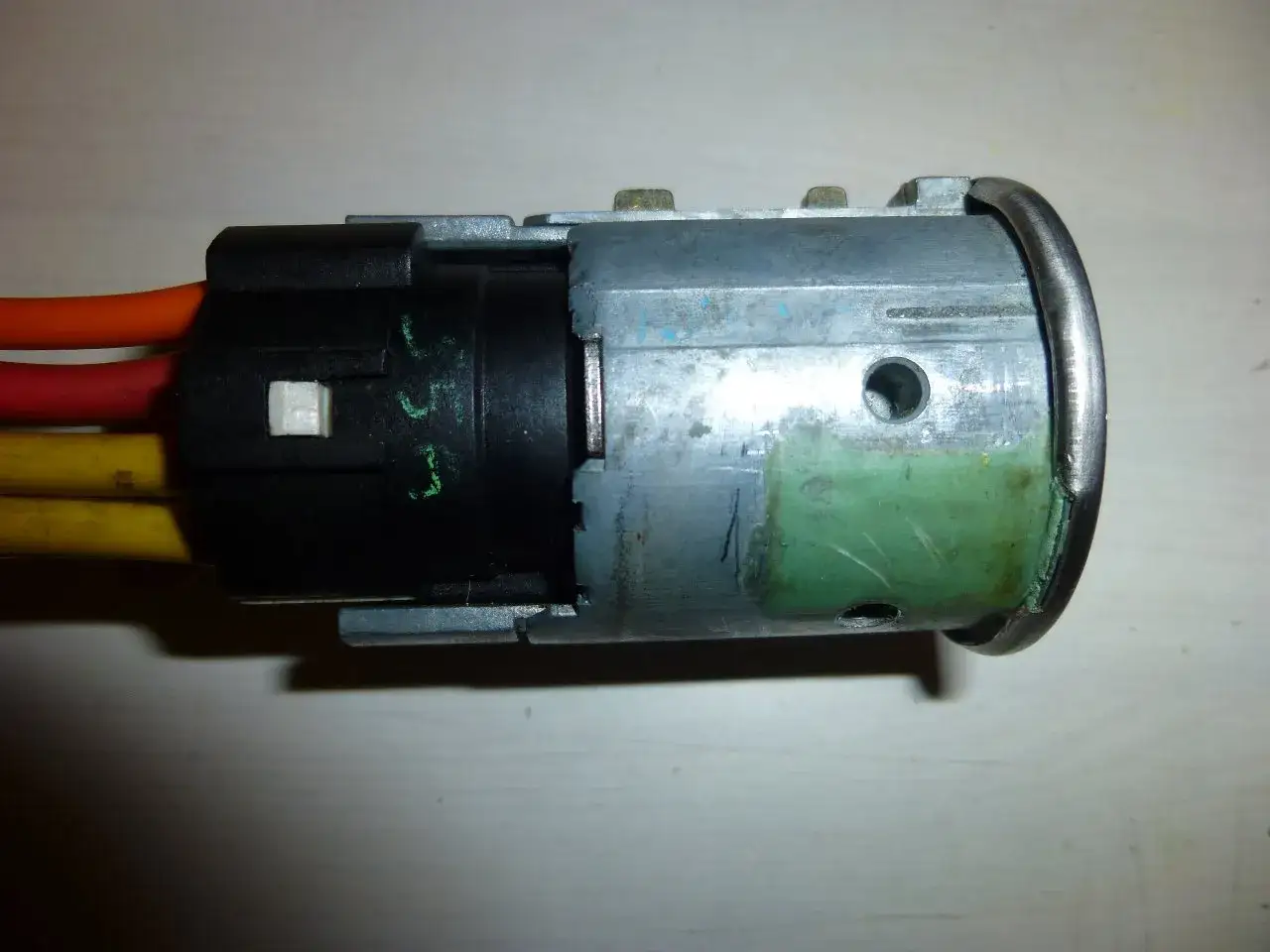 Pièce de contact électrique avec fils colorés, partie d'un Neiman de voiture. Le prix du changement Neiman voiture peut varier.