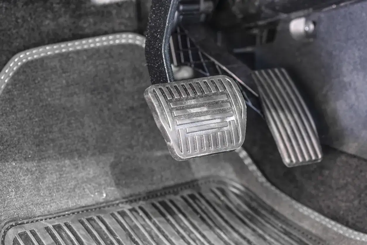 Pédales de voiture, dont celle de l'accélérateur, possible symptôme potentiomètre accélérateur HS.