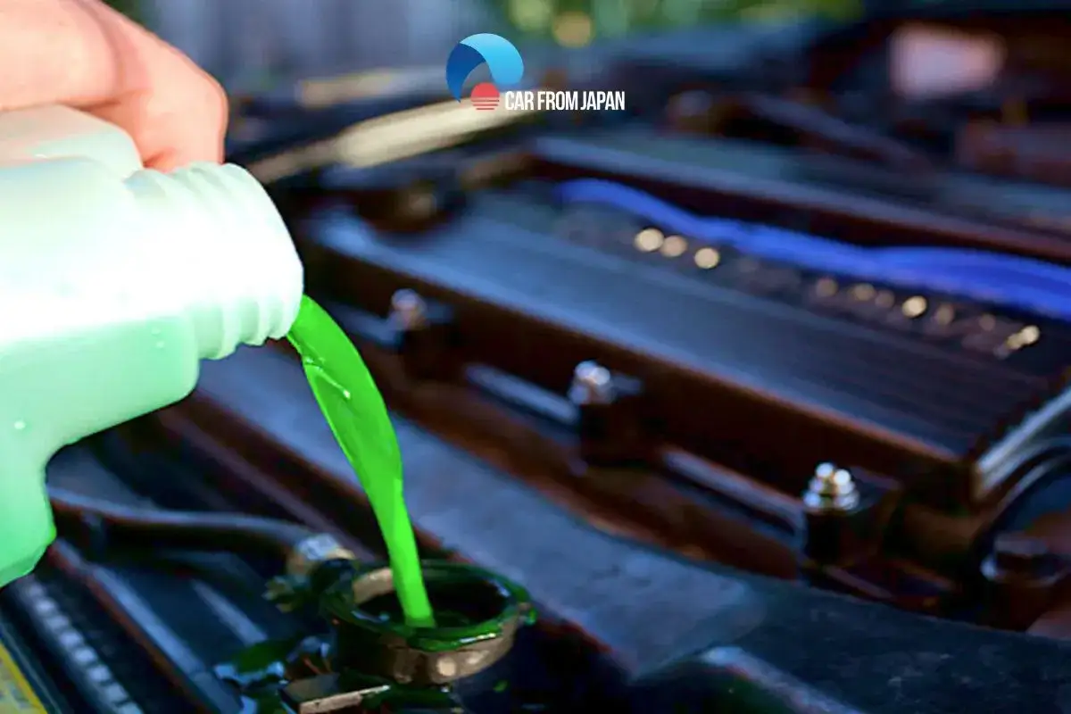 Main verte coule d'une bouteille dans le radiateur d'une voiture. Ma voiture sent le chaud, il est temps de vérifier le liquide de refroidissement.