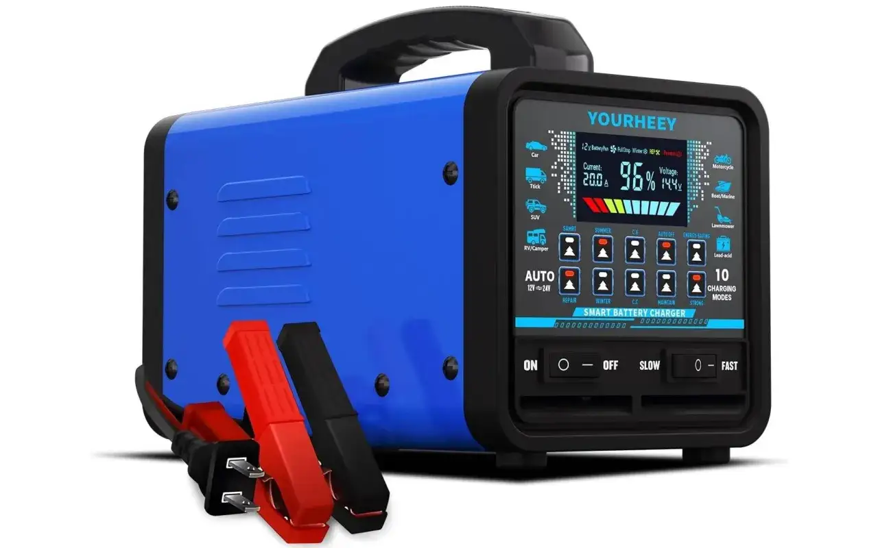 Chargeur de batterie intelligent bleu et noir. Permet de savoir si l'on peut laisser charger une batterie de voiture toute la nuit.