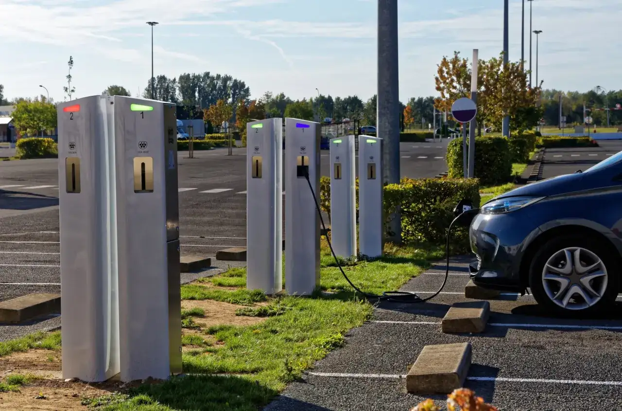 Bornes de recharge pour voitures électriques en extérieur, une solution pour comment recharger une voiture électrique sans garage.