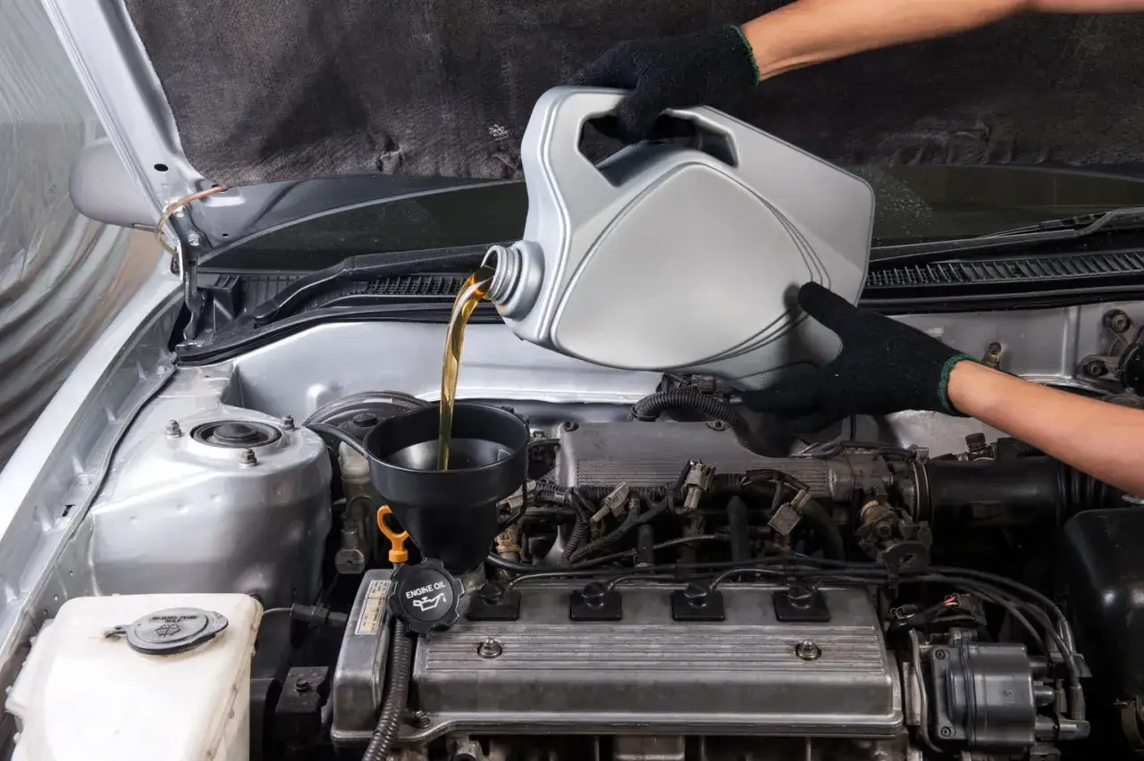 Vidange d'huile moteur 5W30. Le kilométrage de votre voiture est important pour savoir quand changer l'huile.