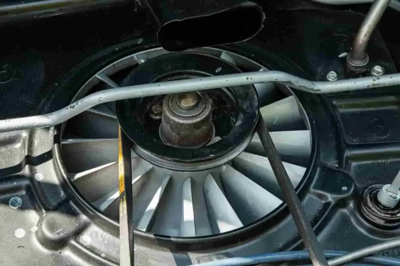 Ventilateur de voiture, moteur froid, prêt à refroidir. La courroie est tendue sur la poulie du ventilateur.