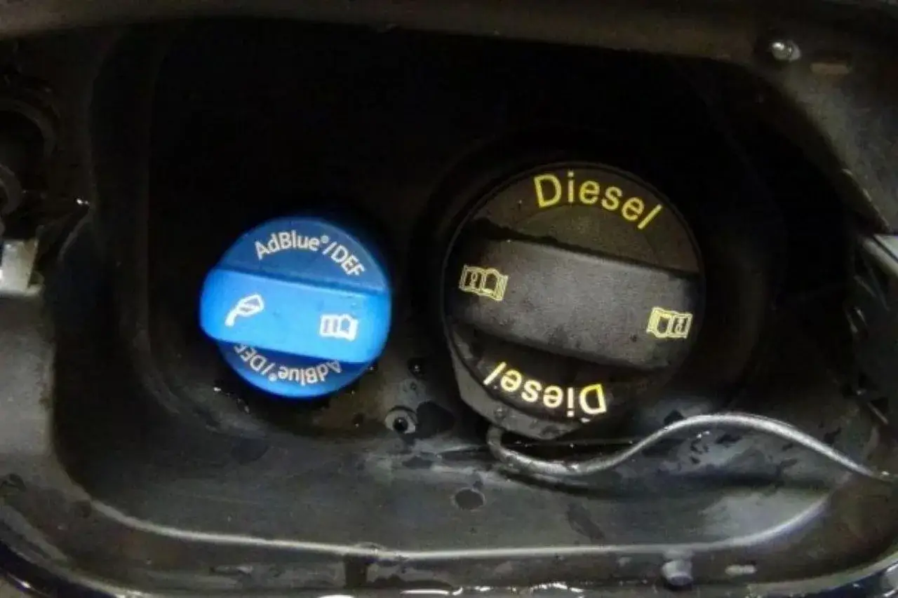 Bouchons AdBlue et Diesel c&ocirc;te &agrave; c&ocirc;te. La consommation AdBlue est indiqu&eacute;e sur le bouchon bleu.