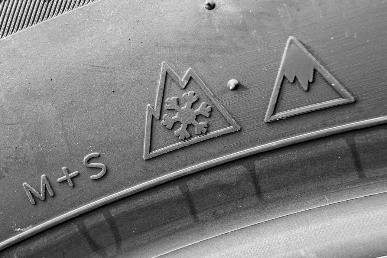 Symbole M+S et un flocon de neige sur une montagne, indiquant un pneu 4 saisons.