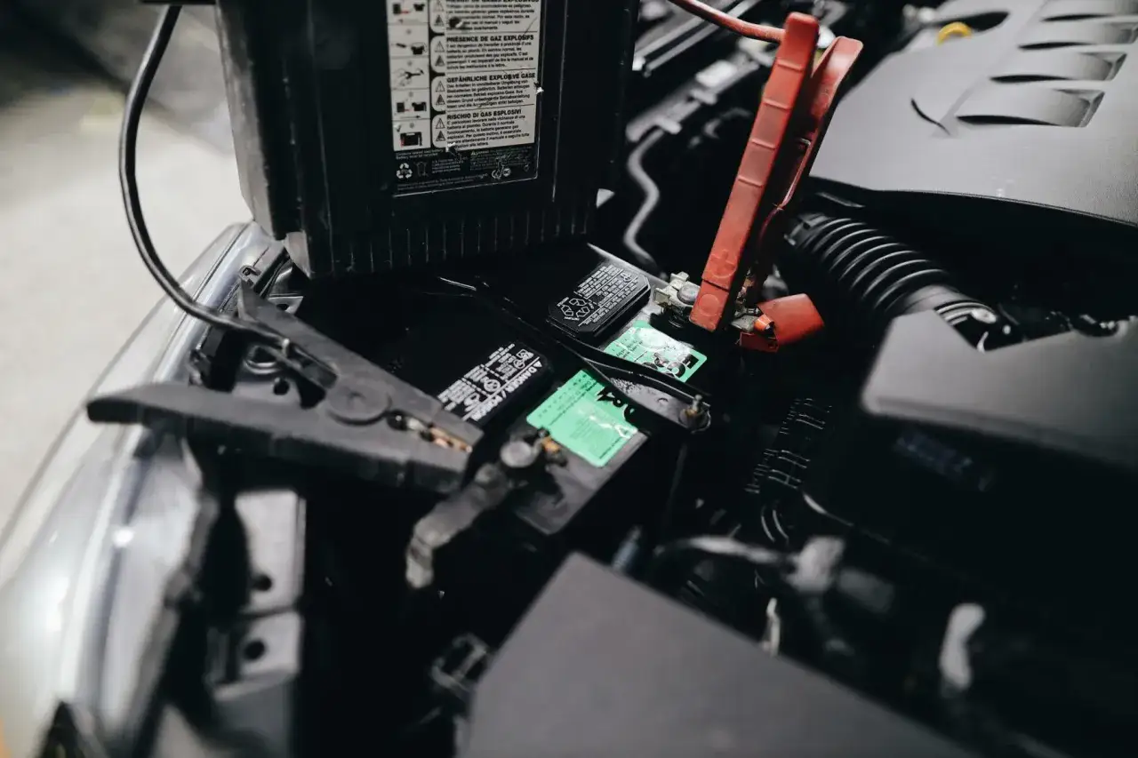 Pinces de démarrage connectées à une batterie de voiture. Une illustration de comment charger une batterie.