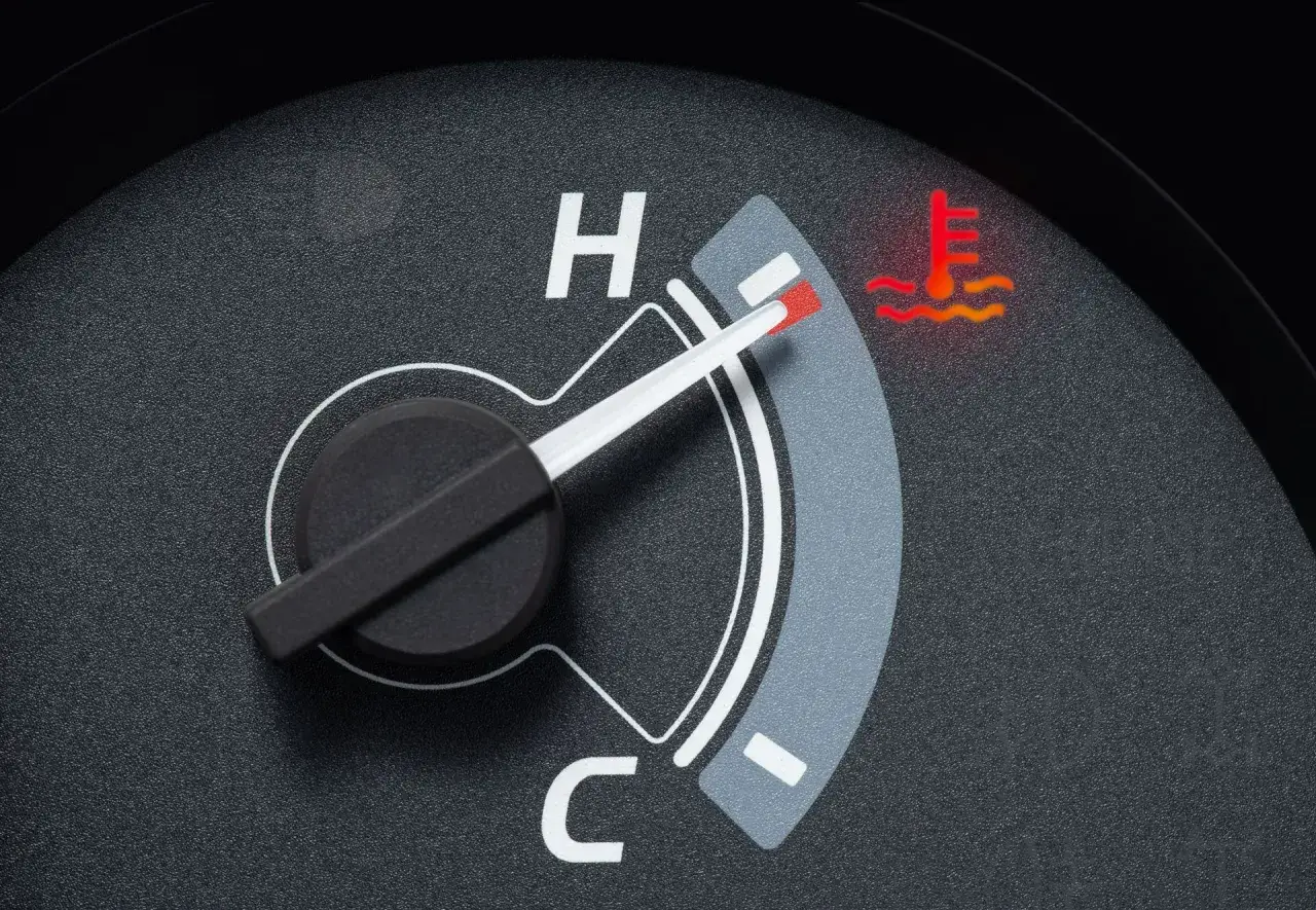 Le témoin de température du moteur s'allume en rouge, indiquant un risque de surchauffe. Attention, vous êtes sur le point de rouler sans liquide de refroidissement !