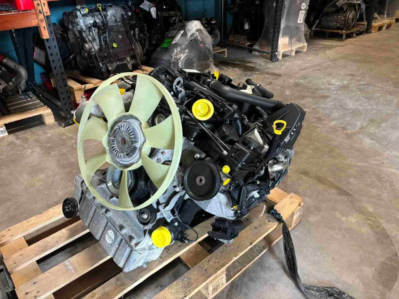 Moteur V6 sur palette, prêt à être expédié. Le cylindre bloc est visible, avec son ventilateur imposant.