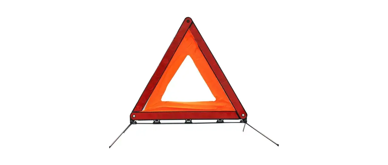 Un triangle de signalisation orange vif, essentiel pour la s&eacute;curit&eacute; sur la route, pr&ecirc;t &agrave; &ecirc;tre d&eacute;ploy&eacute; sur une voiture en cas d'urgence.