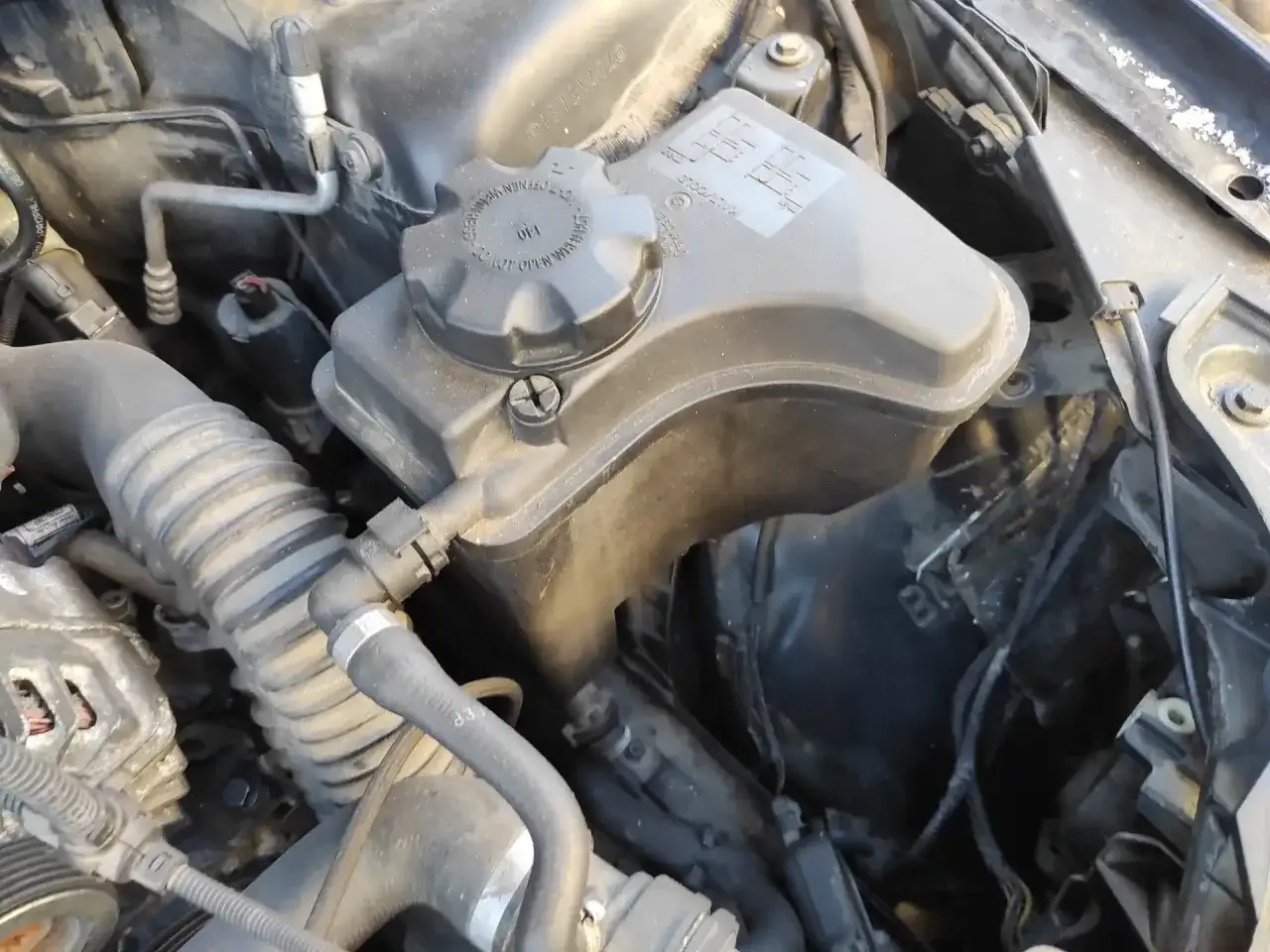 Le réservoir de liquide de refroidissement est visible. C'est ici que vous devez mettre le liquide de refroidissement BMW Série 1.