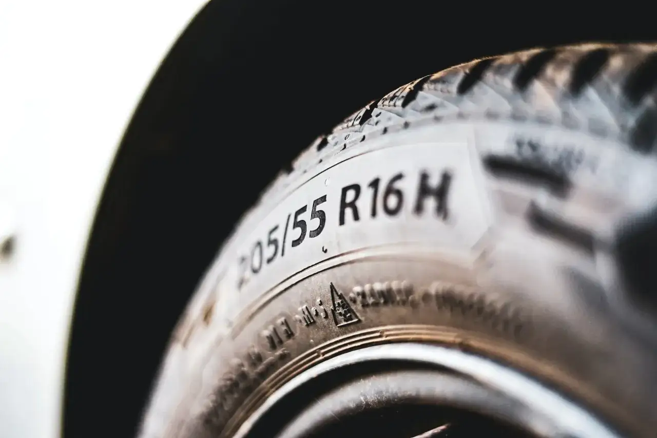 Gros plan sur un pneu 205/55 R16 H, prêt pour toutes les conditions grâce à sa mention M+S.