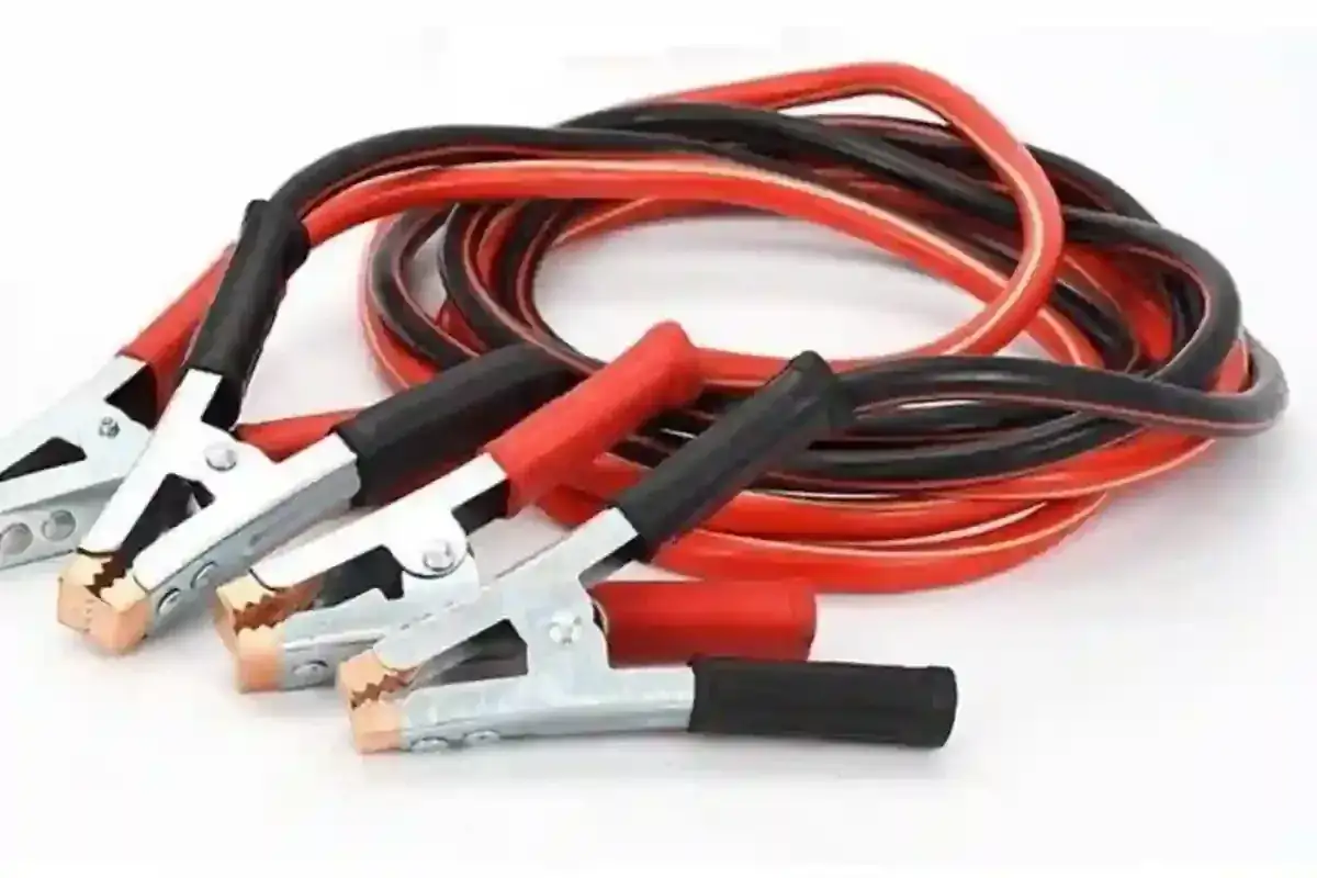 Câbles pour démarrer une voiture, essence ou diesel. Pinces rouges et noires pour une connexion sûre.
