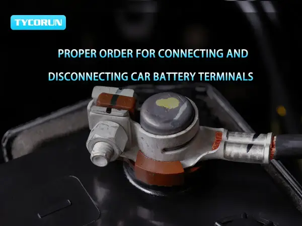 Gros plan sur le branchement batterie voiture, montrant les terminaux et les câbles. L'image illustre l'ordre correct pour connecter et déconnecter les bornes.